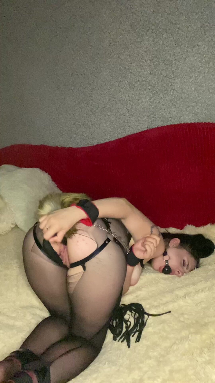 Kitty Lust: 18letá brunetka svázaná roztrhaná punčocháče, kožená opasky, pouta, roubík a...