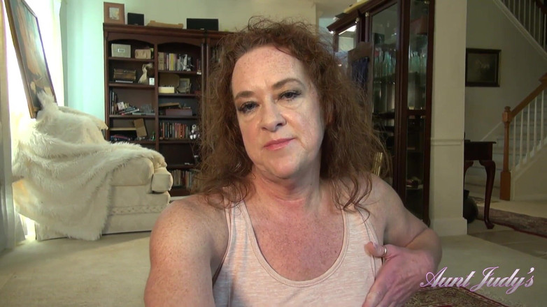 Aunt Judy's: Tantejudys - je geile rijpe roodharige stieftante mevrouw Ginger trekt je...