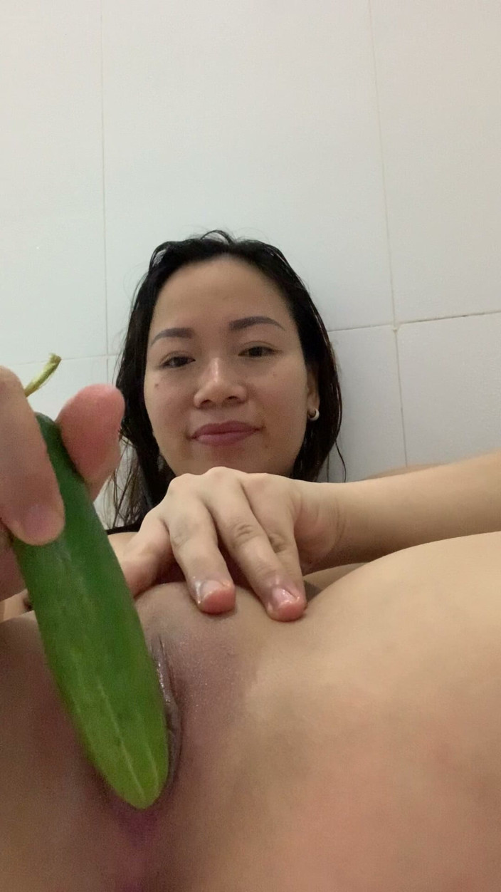 AsianDelights69: Pepino na minha buceta novamente .. lanche novamente???