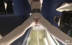 Ты стала туалетом для госпожи в белых чулках и на высоких каблуках