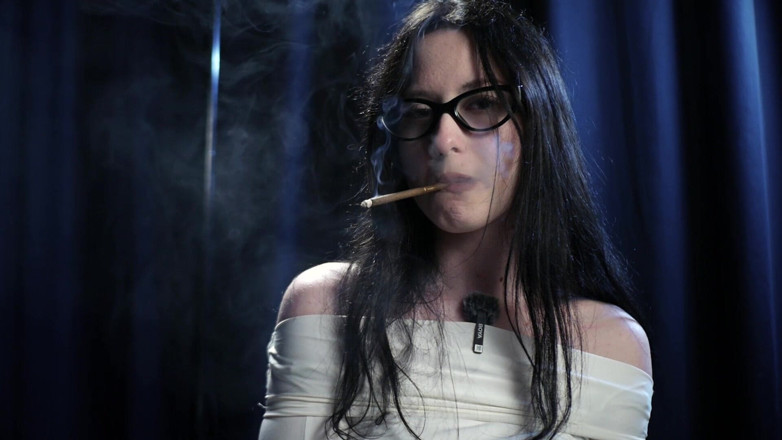 Russian Smokers: スモーキングセダクション - 白衣の魅力的な女性。黒いタバコを2本連続で吸う。