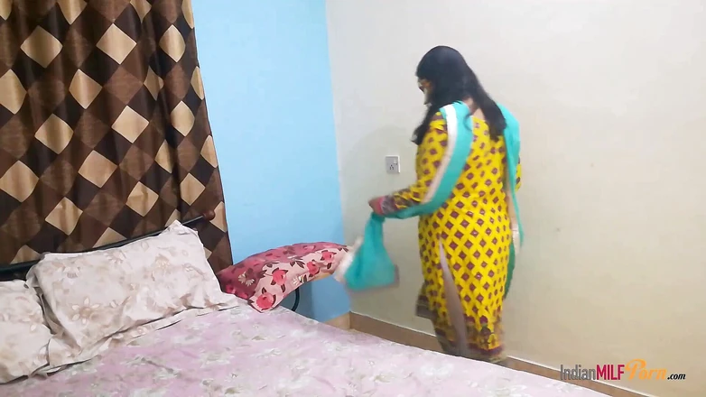 Shanaya Bhabhi: Heißes indisches paar küsst sich sinnlich und masturbiert sich gegenseitig