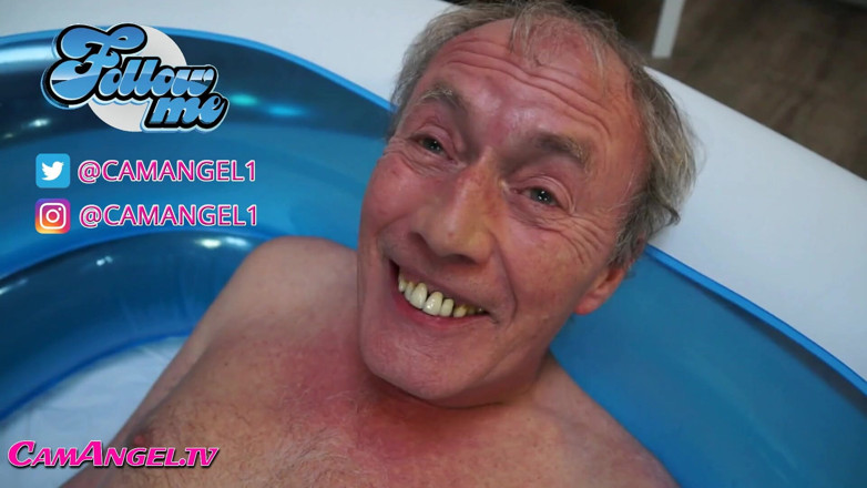 CamAngel: 3 dívky močí na dědu