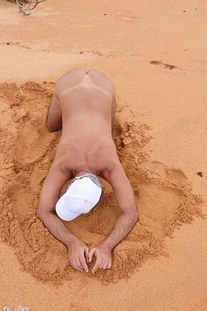 Ladysilvas: Ladysilva nuda in spiaggia mostra il suo culo abbronzato con...