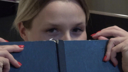 All Those Girlfriends: Fofa esbelta Eva Kerstin lendo um livro