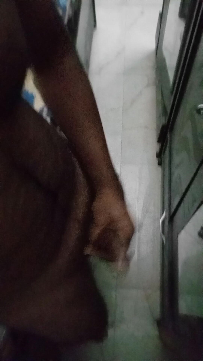 Raaz26d: Băiat musculos desi uns pula și se masturbează în fața oglinzii când...