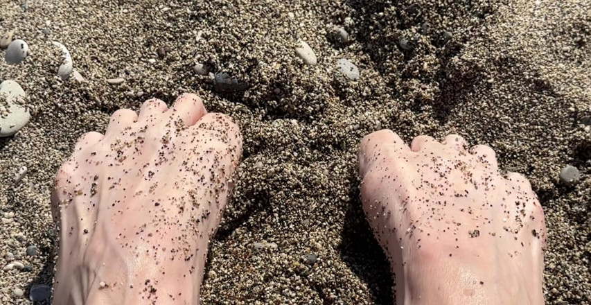 LizaVirgin: Per gli amanti delle gambe, gioco sulla sabbia