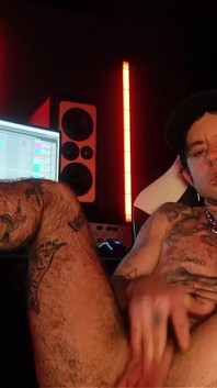 Ftm musician xxx skips наповнює свою рожеву пизду негабаритними ділдо в його студії звукозапису