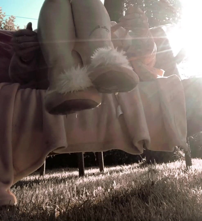 Dirty Knix: Squirting in the sunshine