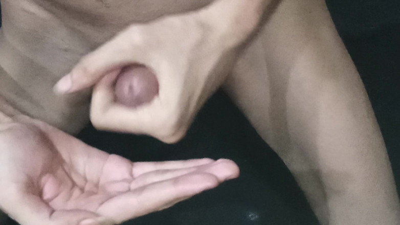 Mubasharali00: Um jovem garoto masturbando pau grande