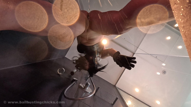 Ballbustingchicks: Saya kencing pada zakar dan telur awak! - 4K