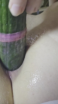 O cu da milf sexy é esticado com um bom pepino