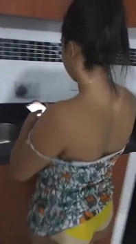 Eu peguei um kit para fazer suas unhas para minha meia-irmã e ela é muito feliz, mas eu disse a ela para me pagar por isso me fazendo um vídeo pornô