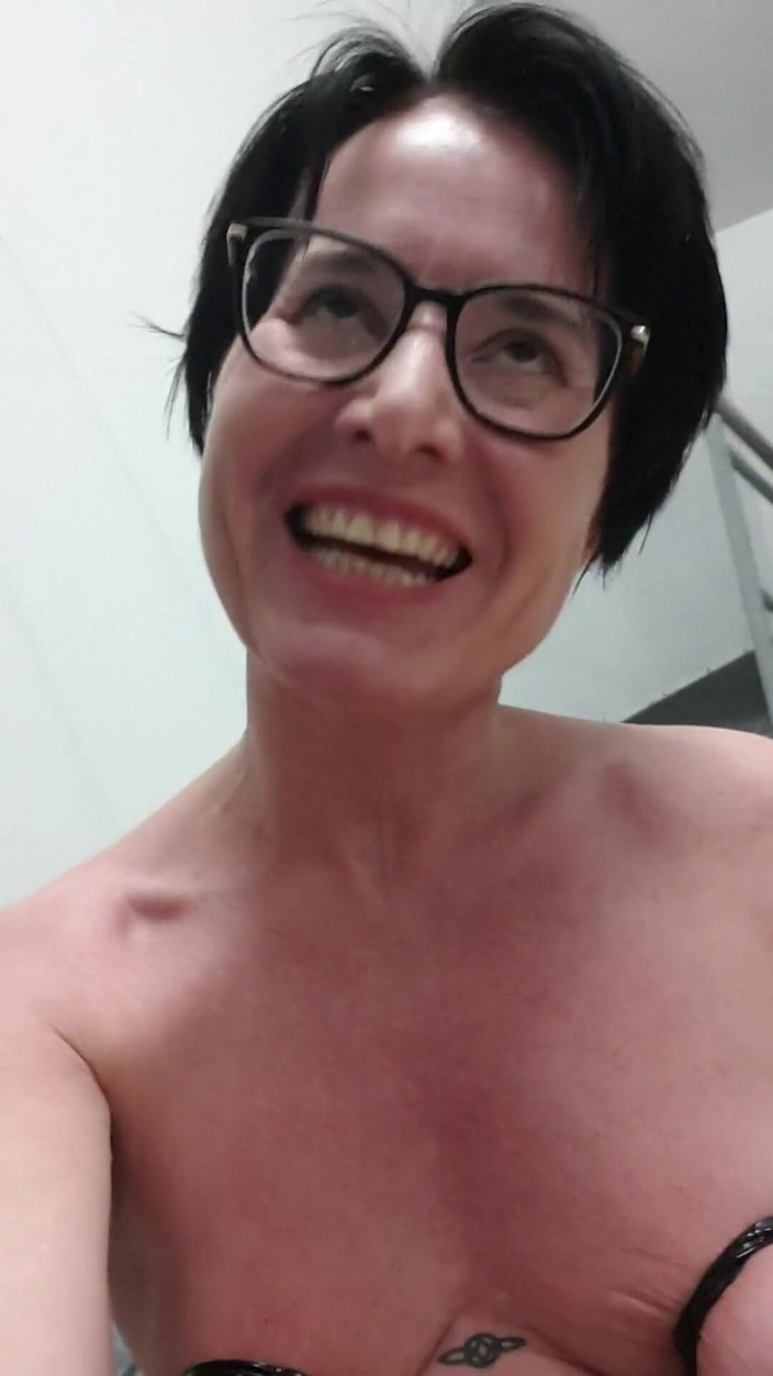 JulieEroticDress: Milf Julie spielt mit riesigem Anal Dildo