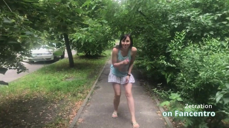 Zetration: Hermosa morena está jugando traviesa en tu parque sin bragas!