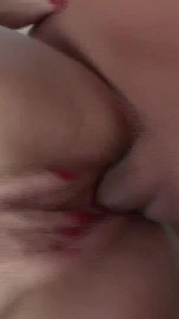 这个拥有完美乳房的性感饥渴黑发女郎喜欢在我坚硬的鸡巴上跳跃