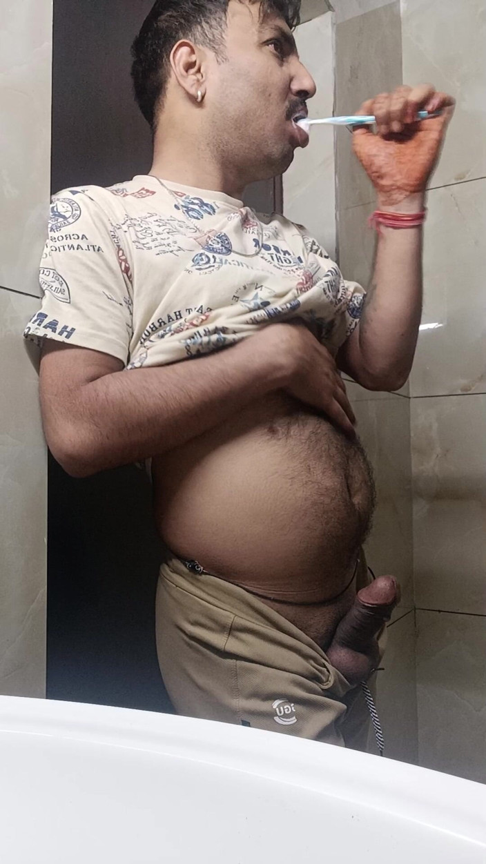 Rajasthani-old-lover: Uomo indiano di desi si gode la doccia e spettacolo...