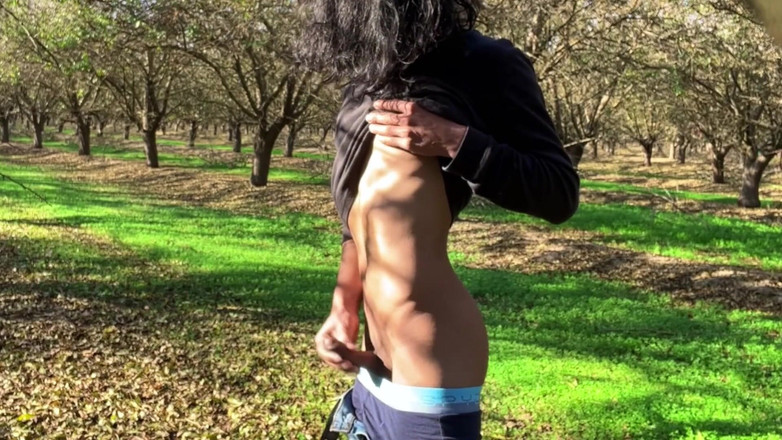 Xooshua (xblue18): Fofa gêmea se masturba secretamente na floresta