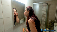 Dirty Brunette: La moglie arrapata si trucca prima di una scopata appassionata