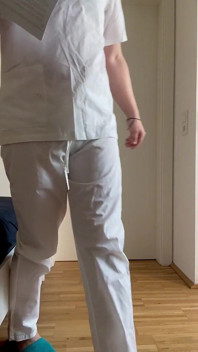 Assistente Médico Femboy se Sente Confortável com Você