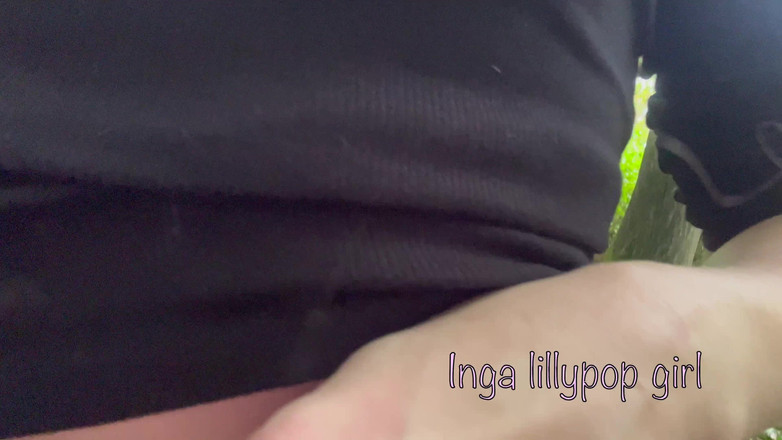 Inga lillypop girl: Señora jugando con tetas en el bosque