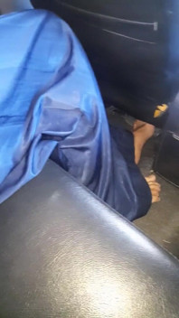 Travestit care se masturbează purtând fustă lucioasă