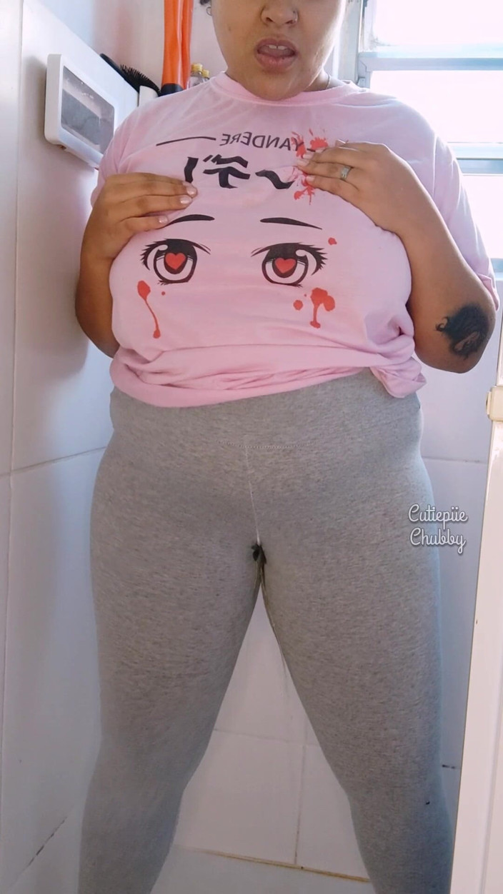 Cutiepiie Chubby: Bbw da đen đi tiểu trên quần legging
