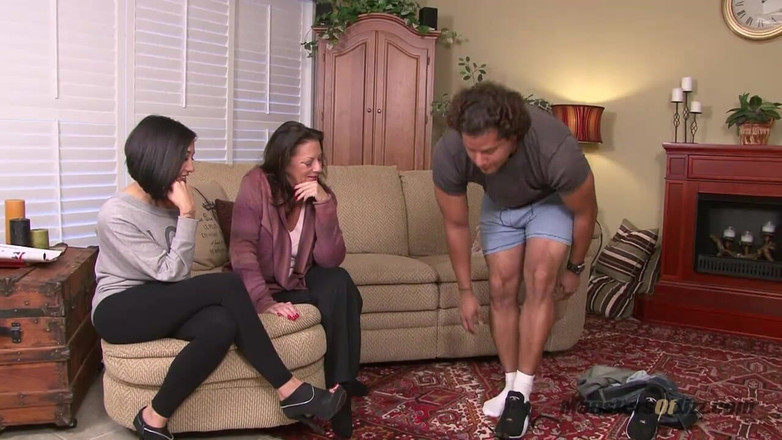 Monsters Of Jizz: 새엄마와 배다른딸이 교대로 자지를 쓰다듬어