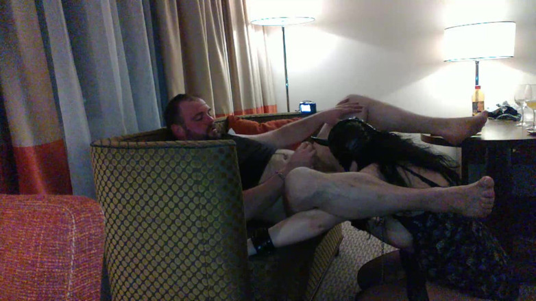 Toilet Mommy: Folosește-le doar gâtul, apoi ejaculează pe fața lor