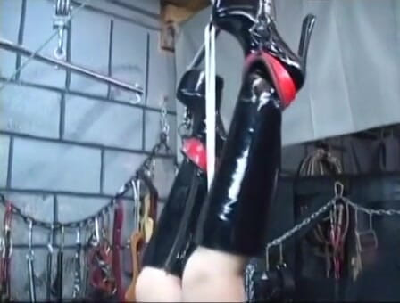 Maledom Austria: Maître Ursus tourmente Alex le lapin soumis blond