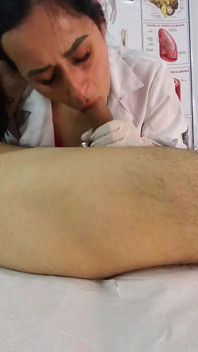 La Enfermera Le Pillo Masturbándose Y Haciendo Un Tet Hasta Que Se Corrio En La Boca.