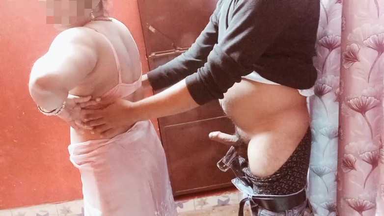 Manjushukla: Çok güzel Hintli kadın emiliyor.