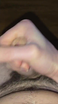 Je Masturbe Ma Grosse Bite Poilue Jusqu’à L’orgasme - Éjaculation Énorme Sur Le Sol. POV
