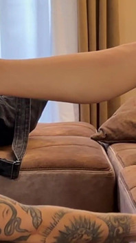 Parte 1 Leccò I Piedi Di Un Ragazzo Con Un Grosso Cazzo E Poi Si Sedette Sul Suo Cazzo