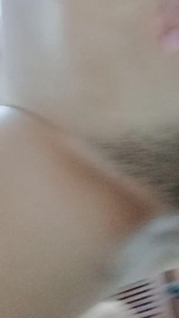 Sexy mädchen masturbiert in ihrem schlafzimmer
