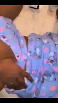 Heiße MILF kann ihn nicht zu Bett gehen lassen, ohne eine Dosis BBC zu nehmen; Schau dir an, wie ihr arsch schüttelt und wie ihr arsch von hinten abspritzen