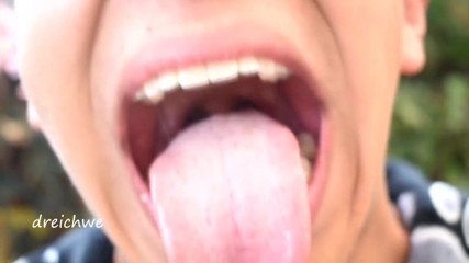 Dreichwe: Doing tricks with my tongue in the garden