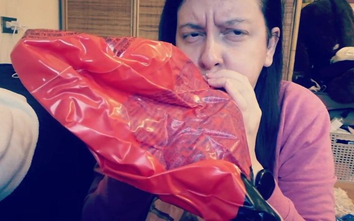 Nicoletta Fetish: रंगीन गुब्बारों के साथ अद्भुत किस्म का प्ले वीडियो क्या आप मेरे साथ चरमसुख प्राप्त करना चाहते हैं?