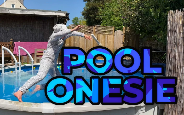 Wamgirlx: Onesie Wetlook in the Pool