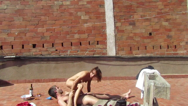 Magia Rosa: Amatör çift terasta sikişiyor, seksin dışında