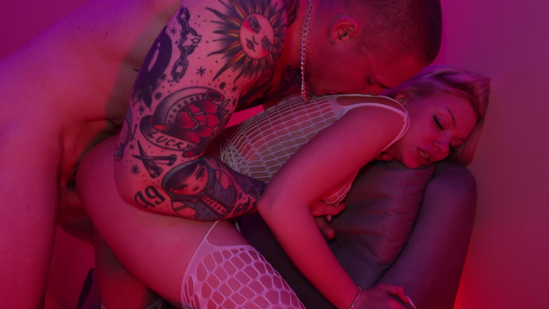 Sam Garro: Strip-tease en vêtements en maille avec un sexe passionné en...