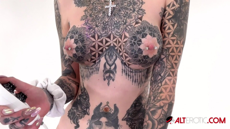 Alt Erotic: Tetovaná Amber Luke poprvé jezdí na třesu