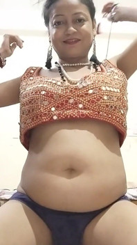 Une bhabhi sexy joue avec un téton sexy et une chatte minuscule, une bhabhi sexy se fait lécher