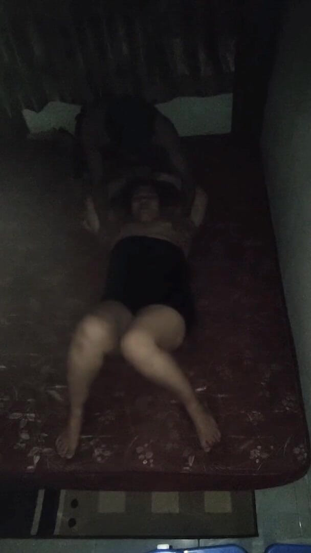 Maye chubby wife: Karımın vücuduna başka bir adam tarafından dokunuldu ve sikildi. Karım...