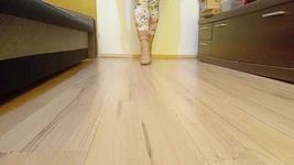 섹시한 누드 뾰족한 발가락 스트랩 하이힐을 신은 크로스드레서