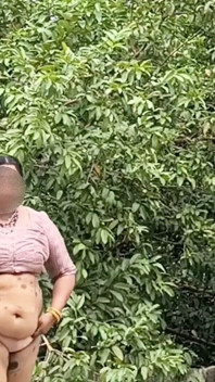 Eine frau mit voller figur in einem weißen rock und pinkem top strippt und geht nackt nach draußen