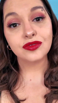 Selama-lamanya lemah untuk bibir saya - Seductress Sydney Screams menggunakan gincu merah sebelum meliputi awak dengan Tanda Ciuman Gincunya