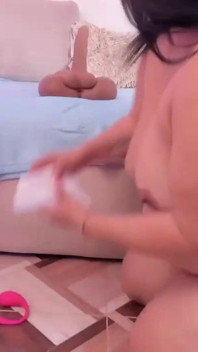 Fat Plus monta un consolador y disfruta de ser follada