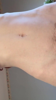 Pequeña Pelirroja MILF Kim Bluestone Meando De Cerca Delante De Ti - Pis Fetiche Rosa Coño Mear Extendiendo Peludo Coño