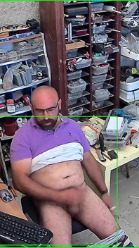 Medvědí táta zachycen na bezpečnostní kameru